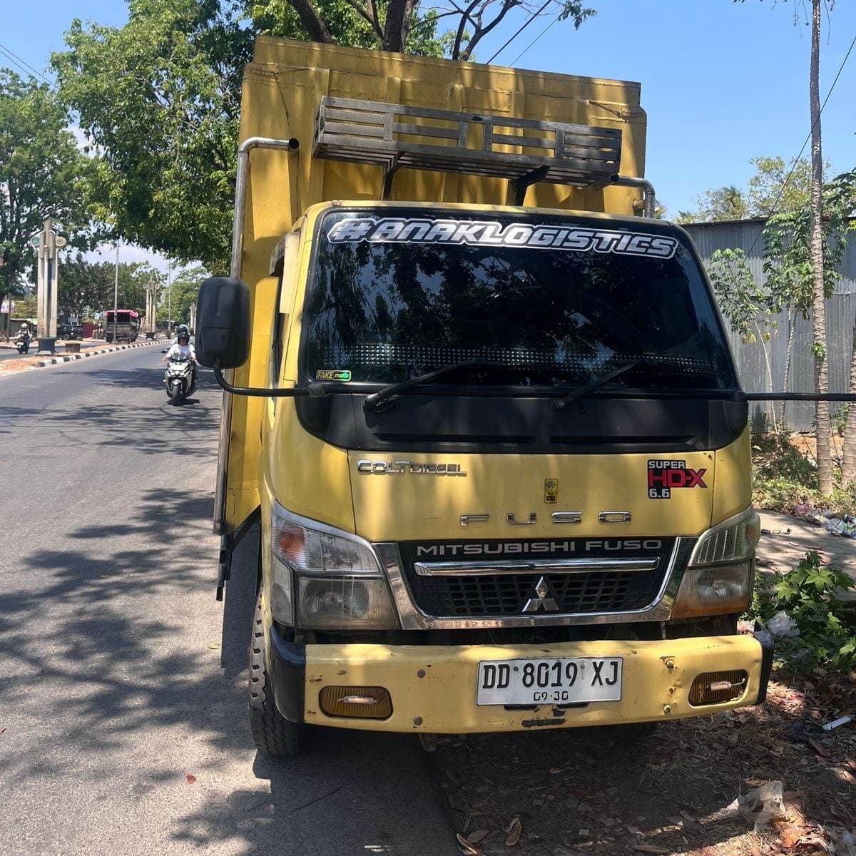 Mitsubishi Colt Diesel dengan stiker #ANAKLOGISTICS