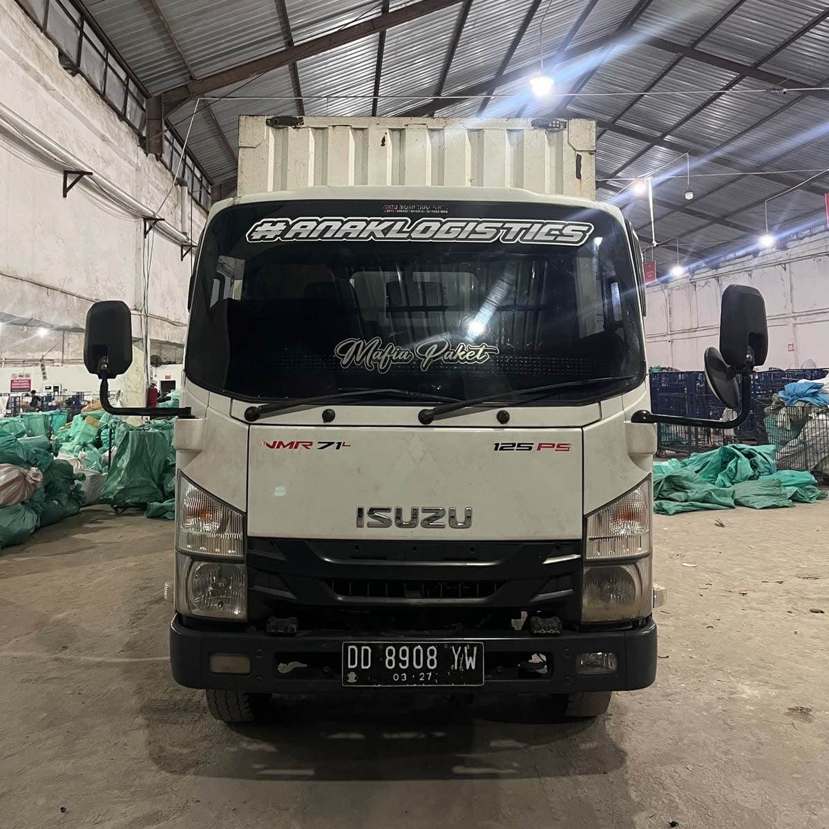 Isuzu Elf dengan stiker #ANAKLOGISTICS