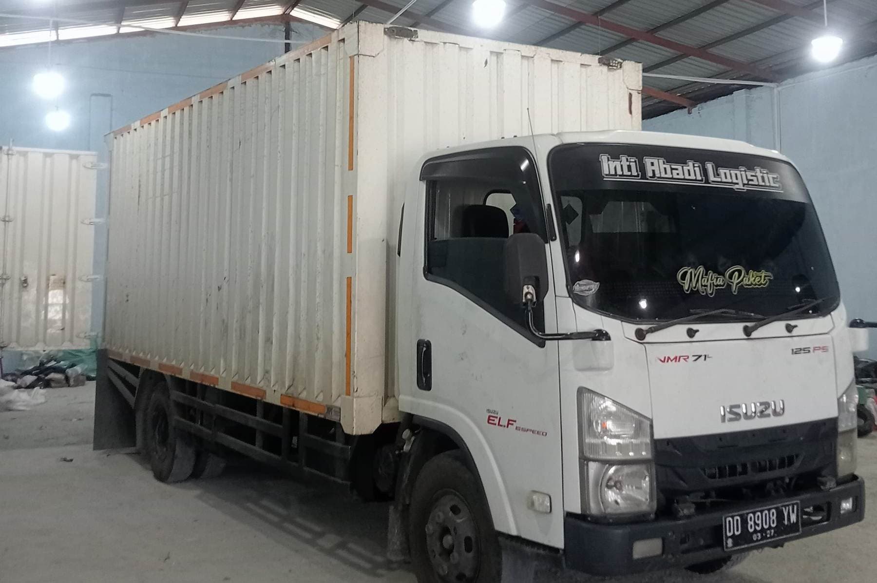 Truk box Isuzu Elf milik IALOG di gudang