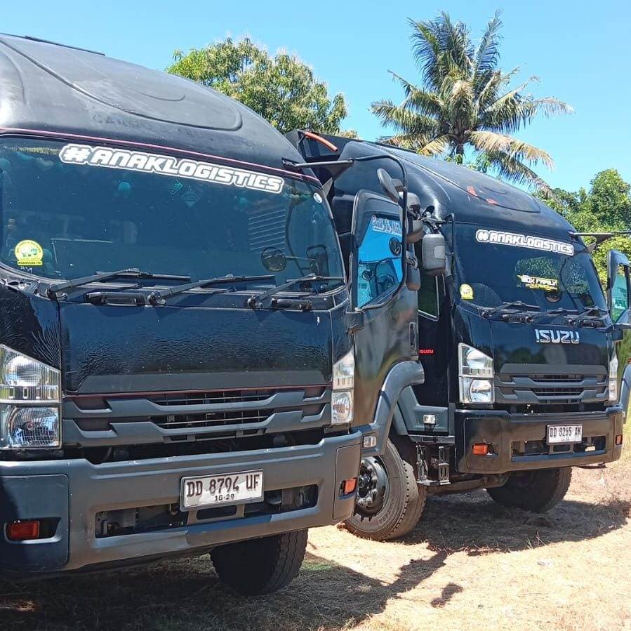 Dua truk Isuzu Giga armada IALOG